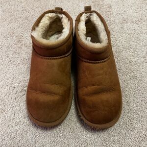 Girls UGGS size 5 chestnut
